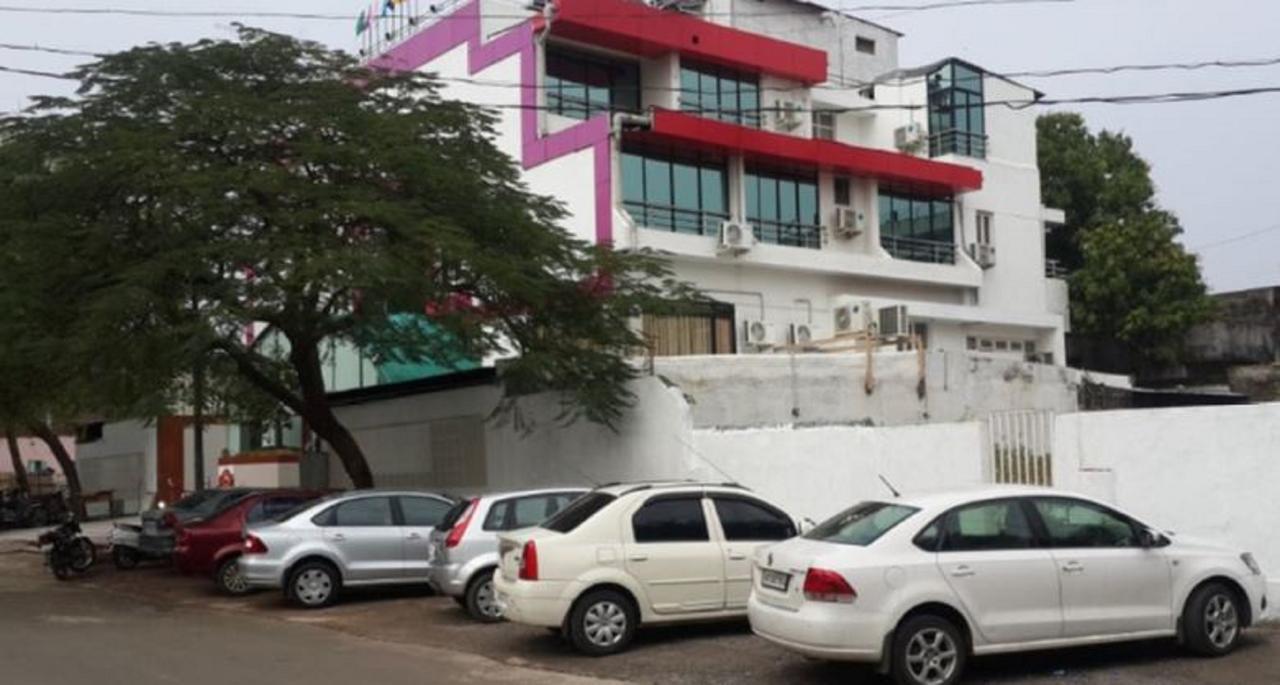 Manohar Mahal Hotel Jalgaon ภายนอก รูปภาพ